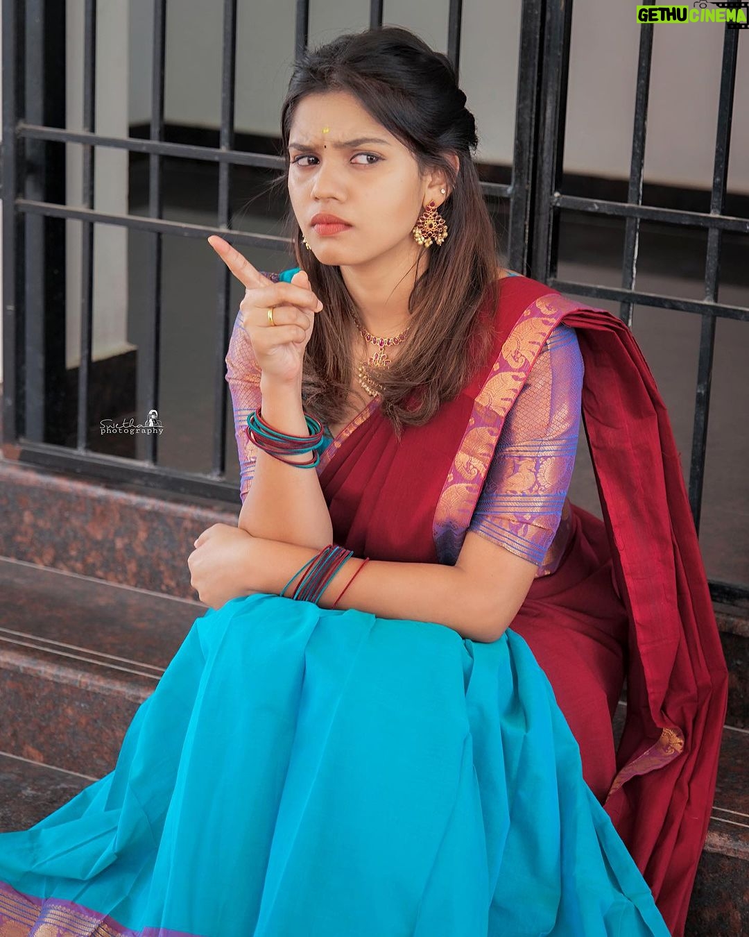 Pranika Dhakshu Instagram - யார் அவள்…??? கருமேக கூட்டங்கள் அன்று அங்கும் இங்கும் சிதறிக் கொண்டிருந்தன…!!! இடைநின்ற வானவில்… கொட்டித்தீர்த்துத் தேங்கிய மழைநீரில் பிரதிபலிக்க அதற்கு போட்டியாய் துணைநின்றாள் அவள் ஐந்தடி அழகியல்…!!!! மல்லிகை மணம் வீசும் அந்த பூ விற்கும் சாலையில் கண்ணில் மின்னலை பதித்து வந்தாள் கண்மை மதிலோடு… சராசரி இதயத்துடிப்பு அன்று இரு மடங்காய் எகிறியது..!!!! சிவப்பு நிற தாவணியுடன் சில்லென்ற காற்றினை சிங்காரித்தது.. அவளின் முந்தானையும் கூந்தலும் !!! அவளை சீண்டிய காற்றிடம் பொறாமை கொண்டு சீறியது… அவ்வப்போது வந்த இடிமின்னல்..!!! சிறு நேரம் பொழிந்த மழையில் முளைக்கும் கிளையில்லா விதைபோல என் மனம்..!!!! தூரத்திலேயே ரசித்திடவா..??? அருகில் சென்று கதைத்திடவா..??? சூரியனாய் முறைத்திடுவாளா..??? சந்திரனாய் குளிர்வாளா..??? ஆயிரம் ஐயங்களை யோசித்து இமை மூடித்திறக்க ஒரு நொடியில் மின்னலைப் போல் மறைந்து விட்டாள்…!!! அந்த ஐந்தடி அழகியல்…!!? நிஜமாயிருந்திருந்தால் !!! வாழ்வே கவிதையாகிருக்கும்…!!! Saree : @shansika1 MAUH : @pranikadhakshu (Myself)🤪 Photographic : @swetha22_photography Studio: @zaara_studio Stylist: @fjmakeover31 🍃 🍂 🍃 #pranikadhakshu #zara #saree #sareelover #book #reading #read #traditional #retro #illayaraja #80s #melody #songs