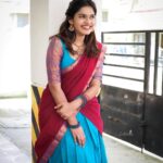 Pranika Dhakshu Instagram - ஓர் பேருந்து பயணம்..!!! 🚎 சன்னலோர இருக்கையில் சாரல் மழை பொழிய ஒரு மெல்லிசை பயணம் …!!!! கருமேக கூட்டத்தின் இடி போல நடத்துனர் விசில்அடிக்க மின்னல் போல் ஒரு தேவதை பேருந்தில் ஏறினால்…!!! மையிட்ட கண்கள் மங்கல பட்டுச் சேலை சாயமிட்ட இதழ்கள் துள்ளி குதிக்கும் காதோர ஜிமிக்கிகள் பேருந்து பாட்டுக்கு பக்குவமாய் நடனமாடியது அவளின் அலை கூந்தல்…!!! இதுவரை கவிதை தெரியாத எனக்கு அந்த கவிதையை கண்டதும் கவிதை எழுத தோன்றியது… PEN மை தீர்ந்ததால் அவள் கண்மையை கடன் கேட்க முயன்றேன்…!!! அடுத்த சீட்டிற்கு அடியெடுத்து வைக்க முயன்றேன்… இனிய குரல் இஞ்சி குரலாய் மாறியது.. தம்பி இதுதான் .. கடைசி STOP !! எறங்கு !!! BUS LA தூங்குறதும் தூக்கத்துல தேவதை…!!!! ஏன் தேவதையை ஆகாயத்தில் தேடுகிறீர்கள்???? பூமியிலேயே இருக்கிறார்கள்…!!!! 🍃☔️ Saree : @shansika1 MAUH : @pranikadhakshu (Myself)🤪 Photographic : @swetha22_photography Studio: @zaara_studio Stylist: @fjmakeover31 🍃 🍂 🍃 #pranikadhakshu #zara #saree #sareelover #book #reading #read #traditional #retro #illayaraja #80s #melody #songs