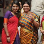Pranika Dhakshu Instagram - Ithu thane enga veedu 🫶🏻🤍 Meenakshi Ponnunga @zeetamizh 🫶🏻 . . Photography : @mr.viki_pixer @thinkstudiosindia . . #pranikdhakshu #zeetamil #meenakshiponnunga #durga #happyplace #family Chennai, India