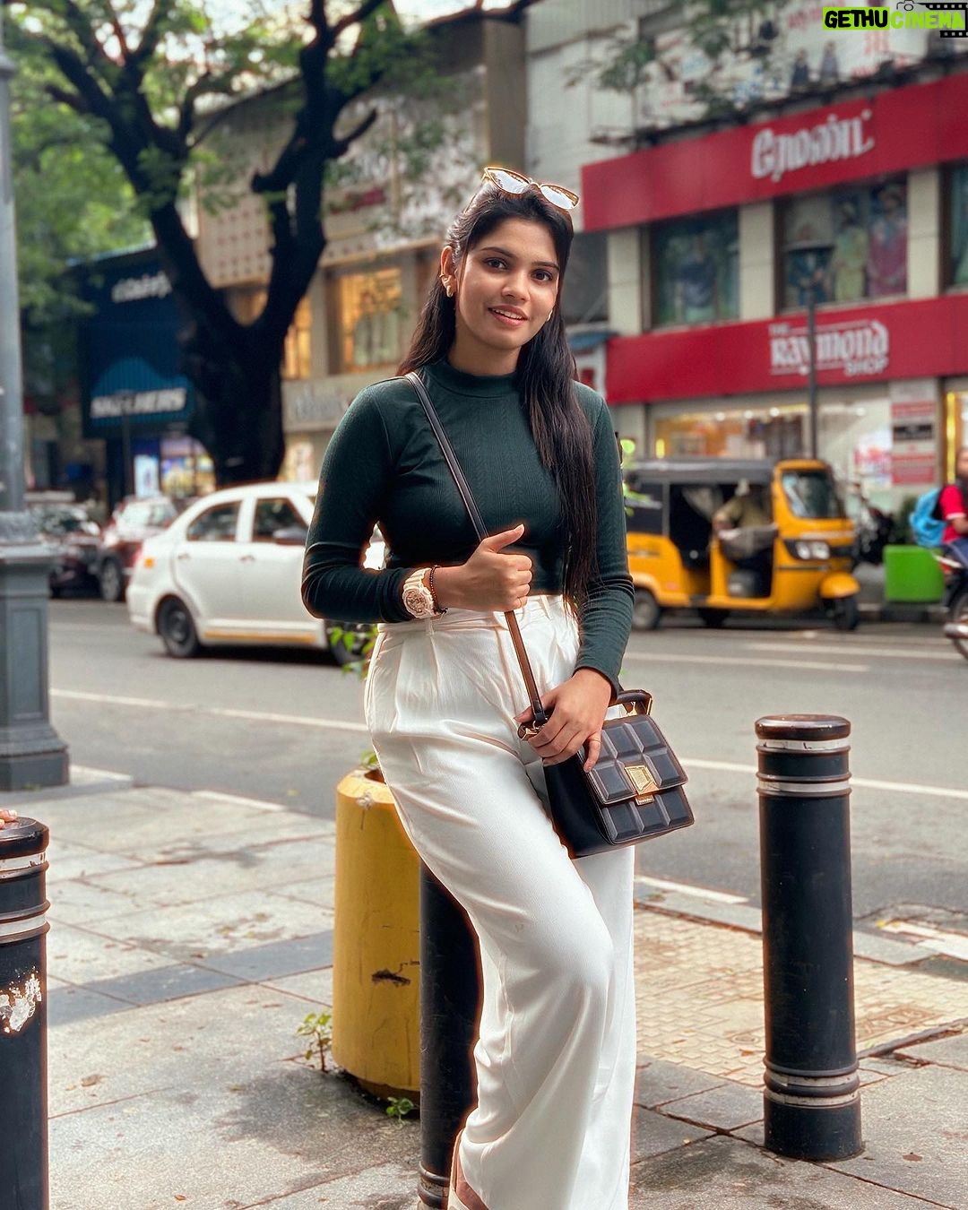 Pranika Dhakshu - 66K Likes - Pora pokula ❤️📸
Outfit @myzudio
#pranikadhakshu #zara #streetphotography #tnagar #chennai #style
