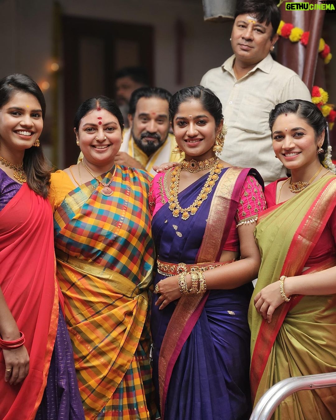 Pranika Dhakshu Instagram - Ithu thane enga veedu π«Άπ»π€ Meenakshi Ponnunga @zeetamizh π«Άπ» . . Photography : @mr.viki_pixer @thinkstudiosindia . . #pranikdhakshu #zeetamil #meenakshiponnunga #durga #happyplace #family Chennai, India