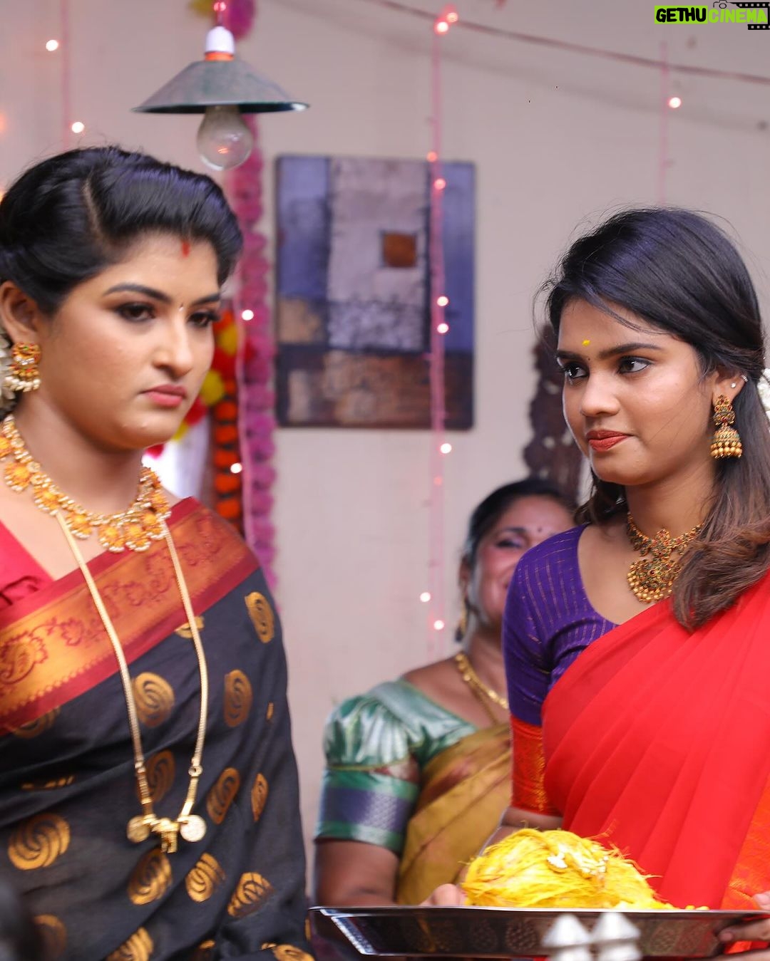 Pranika Dhakshu Instagram - Ithu thane enga veedu π«Άπ»π€ Meenakshi Ponnunga @zeetamizh π«Άπ» . . Photography : @mr.viki_pixer @thinkstudiosindia . . #pranikdhakshu #zeetamil #meenakshiponnunga #durga #happyplace #family Chennai, India