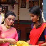 Pranika Dhakshu Instagram - Ithu thane enga veedu 🫶🏻🤍 Meenakshi Ponnunga @zeetamizh 🫶🏻 . . Photography : @mr.viki_pixer @thinkstudiosindia . . #pranikdhakshu #zeetamil #meenakshiponnunga #durga #happyplace #family Chennai, India