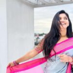 Pranika Dhakshu Instagram – என் விலாசமே அவள்தான்…!!!!! 🍃✨

Beautiful saree from @kaithari_nesavu_sarees 

Blouse @vmakeu_designer_blouses 
.
.
.
#pranikadhakshu #saree #sareelove #sareelover #sareefashion #sareecollection #style #traditional