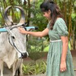 Pranika Dhakshu Instagram - Nothing compares to the ride on a bullock cart ✨ Bullock cart + Thalaivar song = heaven Had so much fun thanks @ibex.resorts ❤️ #vacationmode #bullockcartride #fun_panrom #loved #pranikadhakshu Coimbatore, Tamil Nadu