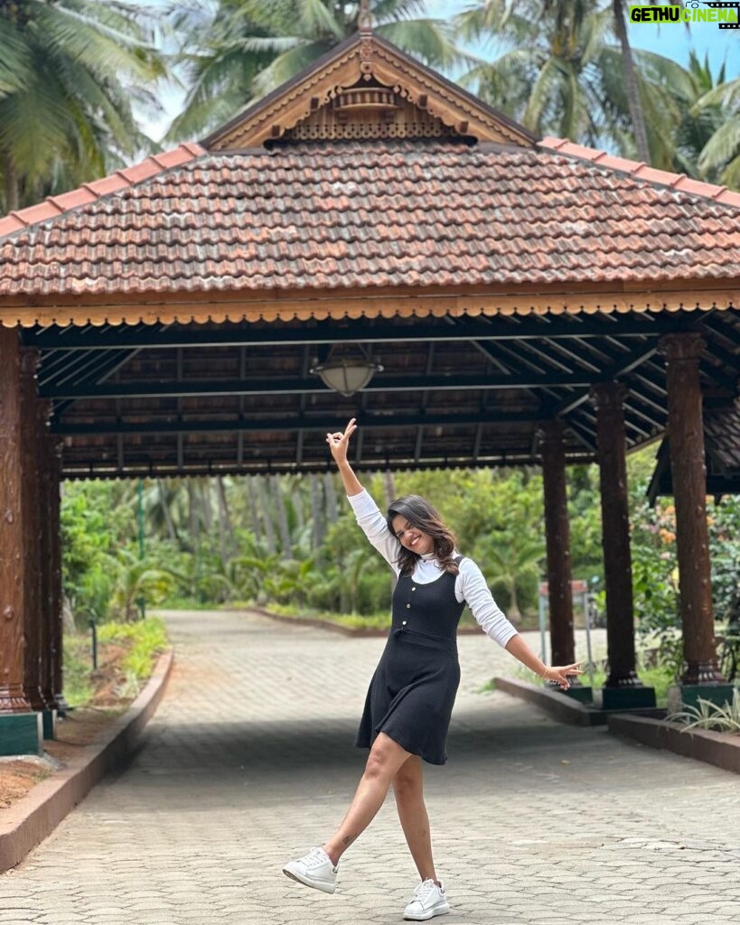 Pranika Dhakshu Instagram - Sometimes I jzt need a break in a beautiful place ❤️ I fell in love with the @ibex.resorts thanks for inviting me here ❤️special thanks to @aravindan_vj . . . #zara #pranikadhakshu #ibexresort #pollachi #havingfun😄 Ibex Resorts