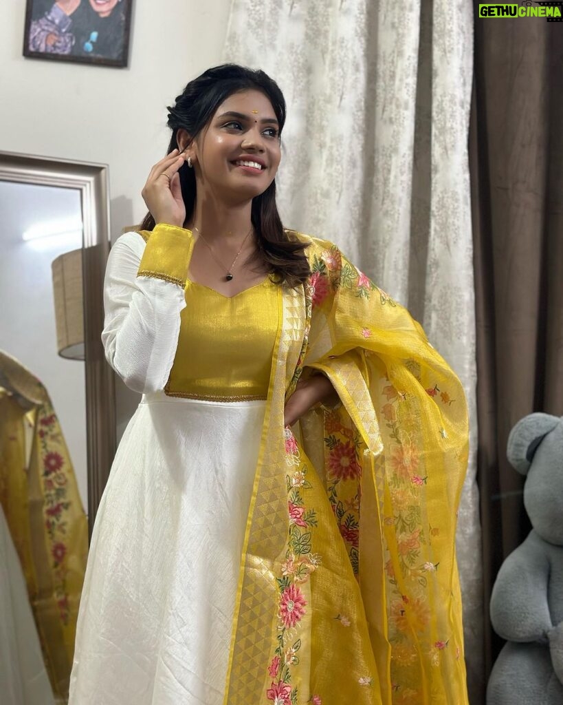 Pranika Dhakshu Instagram - 🌸🤍💛 . . . @weddingstudio_skar thanks for making Onam more spl with this beautiful Anarkali👗 I really loved the quality of the material nd the way u designed the dress in a perfect fitting ❤️🫂 more importantly they are customising according to your sizes and colours so place your orders asap to receive it on time … Dm or WhatsApp 9080063891 for queries nd to place order 😉 . . Hair stylist @fjmakeover31 (my constant hairstylist for lifetime 😂) thank you so much for everything you do -you’re a truly talented stylist all d best da 🫂 . . #zara #pranikadhakshu #kerala #onam #outfits #loveyourself #mallu #instagram