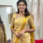 Pranika Dhakshu Instagram - allaavarkkum onashamsakal 🌸✨ Saree drape: @fjmakeover31 Hair stylist: @felisofi7 . . . #kerala #pranikadhakshu #onam2023 #mallugirl #traditional #onashamsakal #happyonam #malaiyali