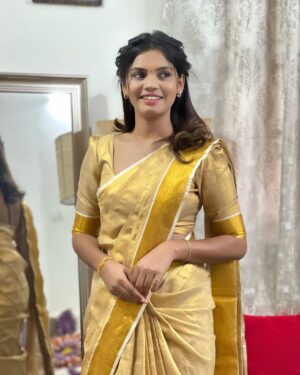 Pranika Dhakshu Instagram - allaavarkkum onashamsakal 🌸✨

Saree drape: @fjmakeover31 
Hair stylist: @felisofi7 
.
.
.
#kerala #pranikadhakshu #onam2023 #mallugirl #traditional #onashamsakal #happyonam #malaiyali