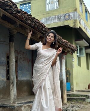 Pranika Dhakshu Instagram - Onam series 2023 🌺🌸

@kerala_bygone_fashion launching their Onam saree collections ! Do check out their page 😉

@shansika1  thanks for the wonderful blouse 🤗as always 

#onam #welcomeonam #2023 #kerala #mallu #pranikadhakshu #nofilter #malaiyali #traditionalsaree