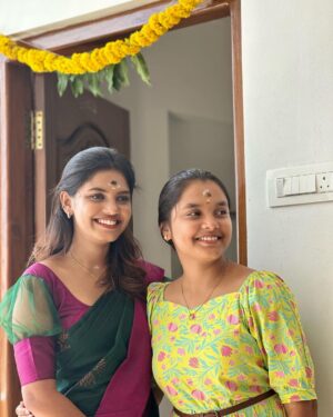Pranika Dhakshu Instagram - The smile that matters to me the most . My family ❤️ #engaveedufunction #familyiseverything 

@ival_miruthula @_akshaya_dass @btw_its_gokuu @felisofi7 

#zara #pranikadhakshu #functionmood #2023 #engakudumbam #housewarming