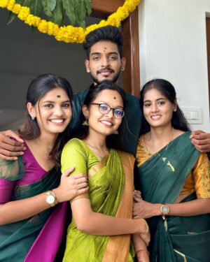 Pranika Dhakshu Instagram - The smile that matters to me the most . My family ❤️ #engaveedufunction #familyiseverything 

@ival_miruthula @_akshaya_dass @btw_its_gokuu @felisofi7 

#zara #pranikadhakshu #functionmood #2023 #engakudumbam #housewarming