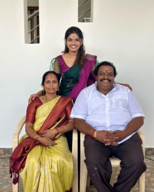 Pranika Dhakshu Instagram - The smile that matters to me the most . My family ❤️ #engaveedufunction #familyiseverything 

@ival_miruthula @_akshaya_dass @btw_its_gokuu @felisofi7 

#zara #pranikadhakshu #functionmood #2023 #engakudumbam #housewarming