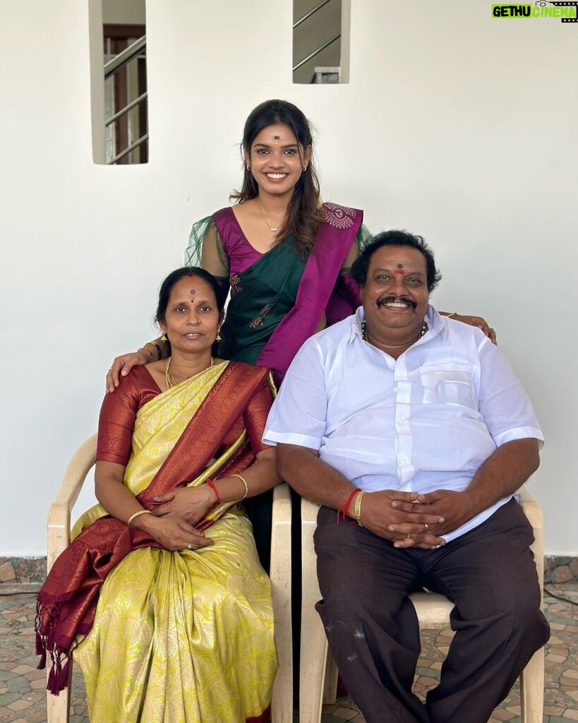 Pranika Dhakshu Instagram - The smile that matters to me the most . My family ❤️ #engaveedufunction #familyiseverything @ival_miruthula @_akshaya_dass @btw_its_gokuu @felisofi7 #zara #pranikadhakshu #functionmood #2023 #engakudumbam #housewarming Coimbatore, Tamil Nadu