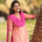 Pranika Dhakshu Instagram – வானவில்லே கவிதை கேட்டால்
வார்த்தைகளுக்கு நான் எங்கு செல்ல…???
வேண்டுமென்றால் வண்ணத்துப்பூச்சியின் 
வண்ணத்தை வார்த்தைகளில்
சாயம் பூசி அனுப்பவா…!!!! 🦋🍃

Beautiful kurti from @labelssarumathi 
.
.
.
#pranikadhakshu #zara #durga #meenakshiponnunga #zeetamil  #kurti #kurtilover