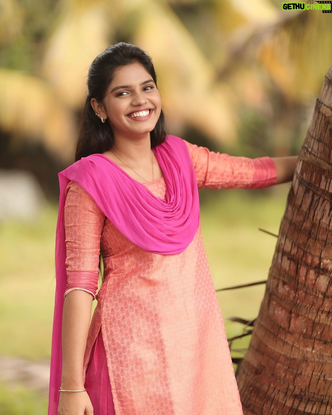 Pranika Dhakshu Instagram - வானவில்லே கவிதை கேட்டால் வார்த்தைகளுக்கு நான் எங்கு செல்ல…??? வேண்டுமென்றால் வண்ணத்துப்பூச்சியின் வண்ணத்தை வார்த்தைகளில் சாயம் பூசி அனுப்பவா…!!!! 🦋🍃 Beautiful kurti from @labelssarumathi . . . #pranikadhakshu #zara #durga #meenakshiponnunga #zeetamil #kurti #kurtilover