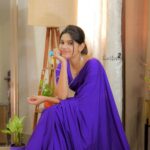 Pranika Dhakshu Instagram - வேனல் காத்து ஈரம்தான்… நீயும் வந்த நேரம்தான்… மௌனம் கூட ராகம்தான்… காதல் பேசதான்… Beautiful saree & Blouse Designed by @zairah_store_ Photography @swetha22_photography Stylist @fjmakeover31 . . . #pranikadhakshu #zara #saree #designersarees #purple