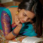 Pranika Dhakshu Instagram - என்னவென்று சொல்வதம்மா… வஞ்சி அவள் பேரழகை… சொல்ல மொழி இல்லையம்மா… கொஞ்சி வரும் தேரழகை…!!! 🍃📚 Saree : @shansika1 MAUH : @pranikadhakshu (Myself)🤪 Photographic : @swetha22_photography Studio: @zaara_studio Stylist: @fjmakeover31 🍃 🍂 🍃 #pranikadhakshu #zara #saree #sareelover #book #reading #read #traditional #retro #illayaraja #80s #melody #songs