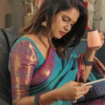 Pranika Dhakshu Instagram - நான் கள்ளி !!! உங்கள் உணர்வுகளைத் திருடும்போது அல்ல… என் உணர்வுகளை உங்களுக்குத் தெரியாமல் ஒளித்து வைக்கையில்…!!!! 🍃 Saree : @shansika1 MAUH : @pranikadhakshu (Myself)🤪 Photographic : @swetha22_photography Studio: @zaara_studio Stylist: @fjmakeover31 🍃 🍂 🍃 #pranikadhakshu #zara #saree #sareelover #book #reading #read #traditional #retro #illayaraja #80s #melody #songs