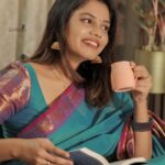 Pranika Dhakshu Instagram - அவளும், ஒரு குவளை தேநீரும்..!!! ☕️🍃 தேநீரின் ஒவ்வொரு மிடறுக்குள்ளும் ஓராயிரம் கதைகள்…!!!! அன்பாக,ஆறுதலாக,குறும்பாக, காதலாக,ஏக்கமாக,சோகமாக… இப்படி வதனம் பார்த்து ரசித்தபடியே வாழ்தலின் சுவையையும் ரசிக்கச் செய்கிறது… உன்னோடு அளாவளாவியபடி அருந்தும் ஒரு குவளை தேநீர்…!!!! ☕️🍃 Saree : @shansika1 MAUH : @pranikadhakshu (Myself)🤪 Photographic : @swetha22_photography Studio: @zaara_studio Stylist: @fjmakeover31 🍃 🍂 🍃 #pranikadhakshu #zara #saree #sareelover #book #reading #read #traditional #retro #illayaraja #80s #melody #songs