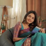 Pranika Dhakshu Instagram - எனக்காக கொஞ்சம் வாசிப்பாயா..??? ஏன்..?? வாசிக்கும்போது நீ வேறெங்கோ கண் காணாத ஓரிடத்திற்கு சென்று விடுகிறாய்!!! நானும் அங்கே உன்னுடன் வர விரும்புகிறேன் அதனால் தான்…!!!🍃 இப்படிக்கு ….. புத்தகம் 📚 Saree : @shansika1 MAUH : @pranikadhakshu (Myself)🤪 Photographic : @swetha22_photography Studio: @zaara_studio Stylist: @fjmakeover31 🍃 🍂 🍃 #pranikadhakshu #zara #saree #sareelover #book #reading #read #traditional