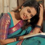 Pranika Dhakshu Instagram - ஒரு கவிதையெனவே வாழ்வு (சு)வாசித்துக் கொண்டிருக்கிறேன் திருப்(ம்)பும் பக்கங்கள் தோறும்…!!!🍃 Saree : @shansika1 MAUH : @pranikadhakshu (Myself)🤪 Photographic : @swetha22_photography Studio: @zaara_studio Stylist: @fjmakeover31 🍃 🍂 🍃 #pranikadhakshu #zara #saree #sareelover #book #reading #read #traditional