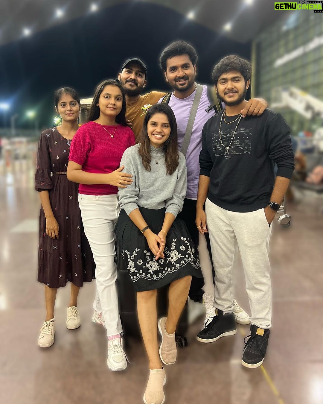 Pranika Dhakshu Instagram - #My gang bond secret ⬇️ We love each other and help each other to love ourselves …!!!! 🕊️✨ My Gang!!! 💫✨ @ival_miruthula @sudharsanam777 @sanjay_raja03 @felisofi7 @balasubramaniyanrajendran . . #pranikadhakshu #zara #friendship #friends #gang
