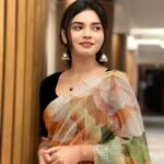 Pranika Dhakshu Instagram - மௌன மொழி அவள் …!!!! 🕊️🍃 Blouse designed by @abarnasundarramanclothing #pranikadhakshu #zara #sareelove #simple #look