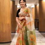 Pranika Dhakshu Instagram - பேசி பேசி ரசித்ததும் ரசித்து ரசித்து பேசியதும் அவளிடம் மட்டும் தான்…!!!!🦋🍃 Blouse designed by @abarnasundarramanclothing #pranikadhakshu #zara #sareelove #simple #look