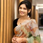 Pranika Dhakshu Instagram - ஓசையின்றி பேசிடுவாள் விழிமொழியில்.....!!!🦋🍃 Blouse designed by @abarnasundarramanclothing #pranikadhakshu #zara #sareelove #simple #look