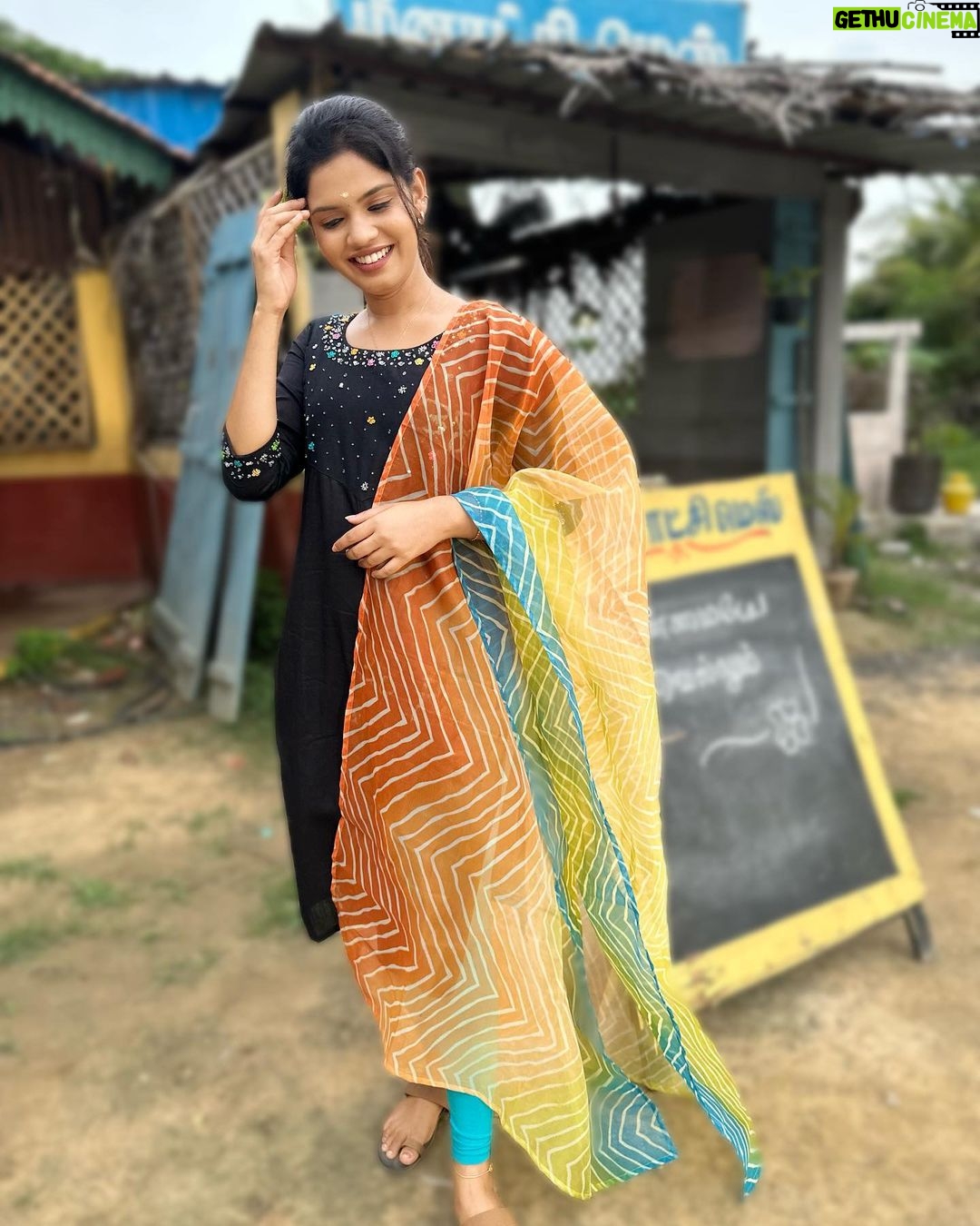Pranika Dhakshu Instagram - தனிமையின் தூரிகையால் பனிமலர் நான் வரைந்தேன்… மறைவின் சூரியனால் கரைந்திடலானேன்… யாரோ காணும் ஓர் கனவினில் நானும்… தீரா காலோடு நுழைந்ததும் ஏனாம்… நாணல் போலே நீரில் நான் நனைந்து… நதியாய் மாறுகின்றேன்…!!!! ✨🍃 Beautiful outfit from @labelssarumathi . . #pranikadhakshu #zara #blacklove #kurti #meenakshiponnunga #ztamil @zeetamizh #durga