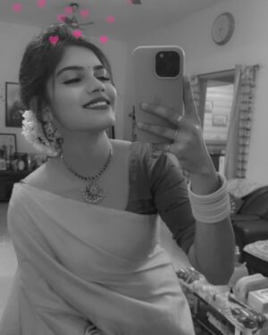 Pranika Dhakshu Instagram - Wish you all a Very #happydiwali 🪔🍃

.
.
#pranikadhakshu #zara #diwali