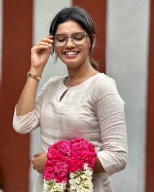 Pranika Dhakshu Instagram - New Look 👀✨

#newlook #specs #pranikadhakshu #zara
