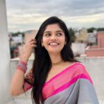 Pranika Dhakshu Instagram – என் விலாசமே அவள்தான்…!!!!! 🍃✨

Beautiful saree from @kaithari_nesavu_sarees 

Blouse @vmakeu_designer_blouses 
.
.
.
#pranikadhakshu #saree #sareelove #sareelover #sareefashion #sareecollection #style #traditional