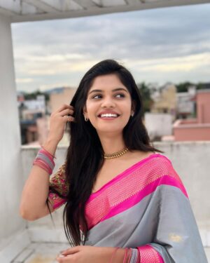 Pranika Dhakshu Instagram - என் விலாசமே அவள்தான்…!!!!! 🍃✨

Beautiful saree from @kaithari_nesavu_sarees 

Blouse @vmakeu_designer_blouses 
.
.
.
#pranikadhakshu #saree #sareelove #sareelover #sareefashion #sareecollection #style #traditional