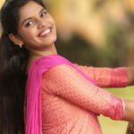 Pranika Dhakshu Instagram – வானவில்லே கவிதை கேட்டால்
வார்த்தைகளுக்கு நான் எங்கு செல்ல…???
வேண்டுமென்றால் வண்ணத்துப்பூச்சியின் 
வண்ணத்தை வார்த்தைகளில்
சாயம் பூசி அனுப்பவா…!!!! 🦋🍃

Beautiful kurti from @labelssarumathi 
.
.
.
#pranikadhakshu #zara #durga #meenakshiponnunga #zeetamil  #kurti #kurtilover
