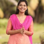 Pranika Dhakshu Instagram – வானவில்லே கவிதை கேட்டால்
வார்த்தைகளுக்கு நான் எங்கு செல்ல…???
வேண்டுமென்றால் வண்ணத்துப்பூச்சியின் 
வண்ணத்தை வார்த்தைகளில்
சாயம் பூசி அனுப்பவா…!!!! 🦋🍃

Beautiful kurti from @labelssarumathi 
.
.
.
#pranikadhakshu #zara #durga #meenakshiponnunga #zeetamil  #kurti #kurtilover