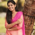Pranika Dhakshu Instagram – வானவில்லே கவிதை கேட்டால்
வார்த்தைகளுக்கு நான் எங்கு செல்ல…???
வேண்டுமென்றால் வண்ணத்துப்பூச்சியின் 
வண்ணத்தை வார்த்தைகளில்
சாயம் பூசி அனுப்பவா…!!!! 🦋🍃

Beautiful kurti from @labelssarumathi 
.
.
.
#pranikadhakshu #zara #durga #meenakshiponnunga #zeetamil  #kurti #kurtilover