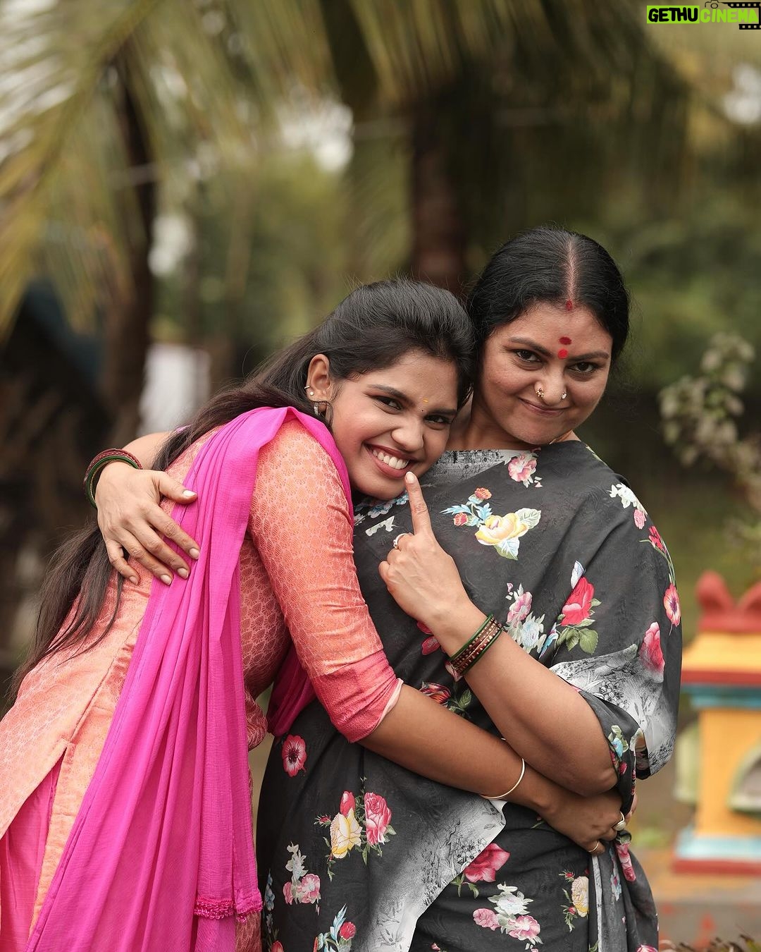 Pranika Dhakshu Instagram - I can’t describe in words what u mean to me Thanks for always being there for me mummy 🫂🫶🏻 u r my friend, my spirit,etc…. There is no replacement of u . U r the best nd will b best forever I luv u my dearest mummy @sriranjani_rajasekar 😘🩷 . . . Chudi : @labelssarumathi . #pranikadhakshu #meenaksiponnunga #zeetamil #amma # love #forever Chennai, India