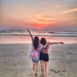 Pranitaa Pandit Instagram - And here we are, ending 2022 in style as we welcome 2023 full power. Taking a dip in the ocean, gazing into infinity, watching the last sunset of the year, with my weirdo #pari. What else could I've asked for in life. 2022 you were good and 2023 you better be good. #grateful