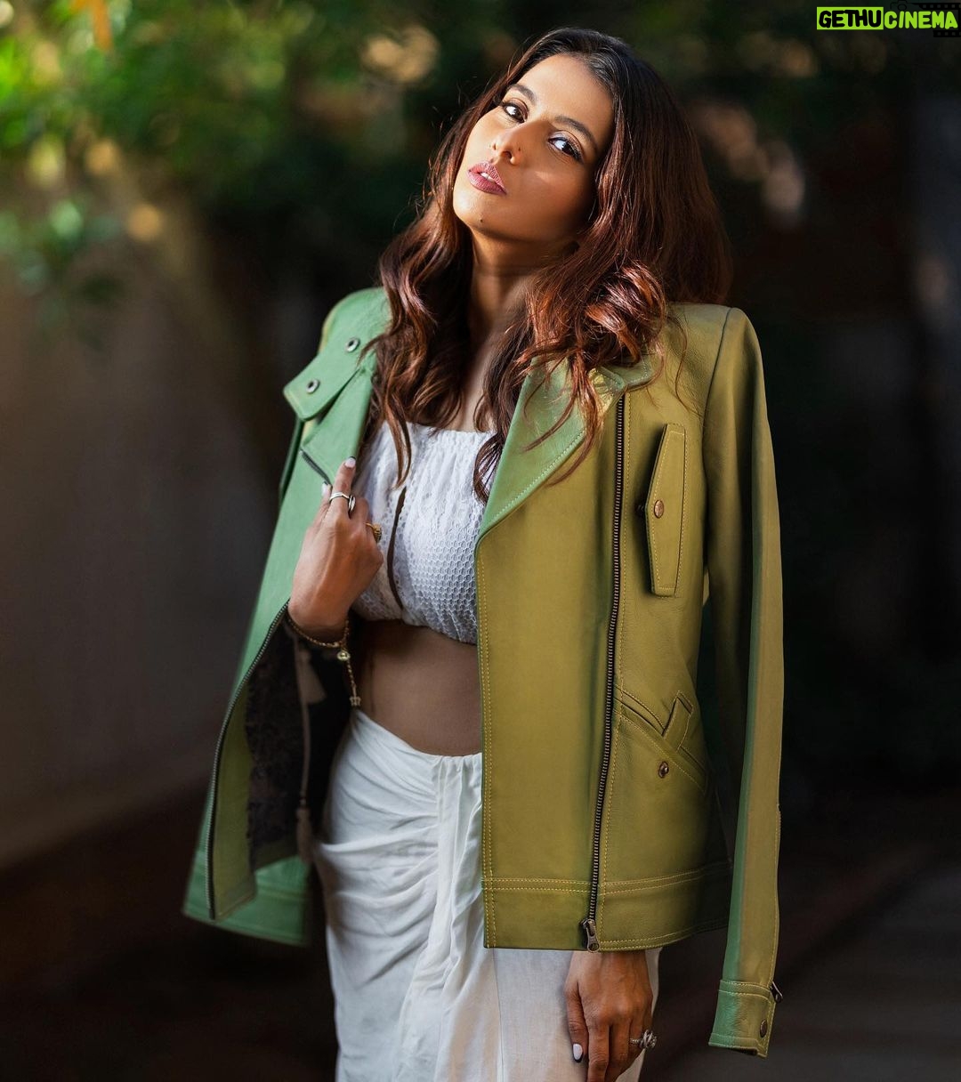Pranitaa Pandit Instagram - My life can be a mess, but my Instagram feed needs to be organized like a pro. All thanks to - @lighterature_studios Outfit- @redcarpet_heritage_boutique Location - @mirashyahomes . . . . #stone #instagrammers #igers #instalovers #instamood #instagood #sections #model #love #photography #iphonography #androidography #filter #happy #photo #devil #naturephotography #insta #picoftheday #pose #instadaily #instagrammodel #instafamous #popularpic #foryou #kbye #gaintricks #nature #natureloversgallery