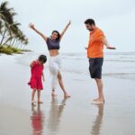 Pranitaa Pandit Instagram - Gathered by the waves, united by love. Family time at its finest. making memories by the shore 🌊 #BeachBonds #FamilyByTheShore #SeasideMemories #SunSandAndSmiles #CoastalConnections #FamilyFirst #BeachLifeLove #OceanSideMoments