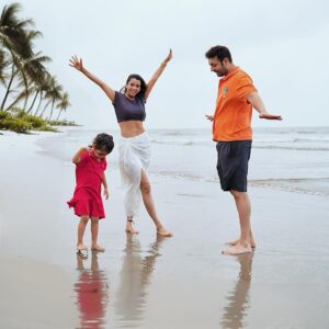 Pranitaa Pandit Instagram - Gathered by the waves, united by love. Family time at its finest. 

making memories by the shore 🌊 

#BeachBonds #FamilyByTheShore #SeasideMemories #SunSandAndSmiles #CoastalConnections #FamilyFirst #BeachLifeLove #OceanSideMoments
