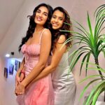 Pranitaa Pandit Instagram - "Life is simply better when we're together! 💫 #friendslikefamily #mypartnerincrime #mygotoperson " Location @sadh_villas Sadh Villa, Karjat