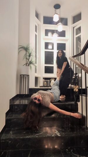 Pranitaa Pandit Instagram - A return gift to my best friend on my birthday 🤪

@pranitaa_pandit I love you❤️

Location @sadh_villas