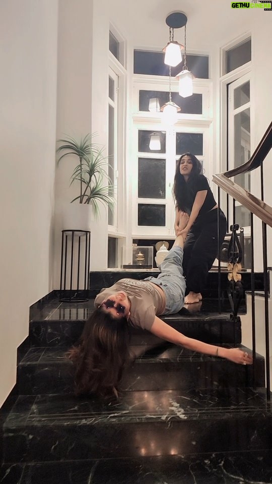 Pranitaa Pandit - 89.8K Likes - A return gift to my best friend on my birthday 🤪
@pranitaa_pandit I love you❤️
Location @sadh_villas