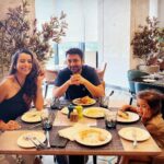 Pranitaa Pandit Instagram - Perfect Picture 👨‍👩‍👧 always after food … best weekend n stopping by at @fairfieldbymarriottmumbai for Sunday brunch was the best #memumbaikar #sundaybrunch