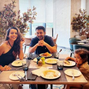 Pranitaa Pandit Instagram - Perfect Picture 👨‍👩‍👧 always after food … best weekend n stopping by at @fairfieldbymarriottmumbai for Sunday brunch was the best 
#memumbaikar #sundaybrunch