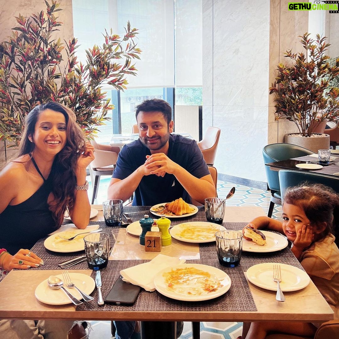 Pranitaa Pandit - 22.3K Likes - Perfect Picture 👨👩👧 always after food … best weekend n stopping by at @fairfieldbymarriottmumbai for Sunday brunch was the best
#memumbaikar #sundaybrunch