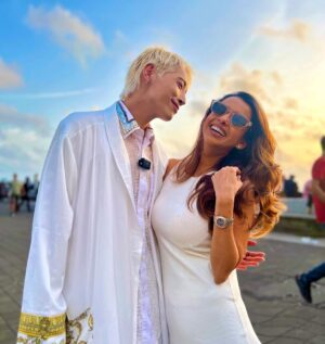 Pranitaa Pandit Instagram - When you can’t get a pic like this with ur husband in 10yrs for Marriage n @aoora69 makes it happen in 10 secs … #loveit #fam #frdshipgoals 
Can anyone relate to this ???